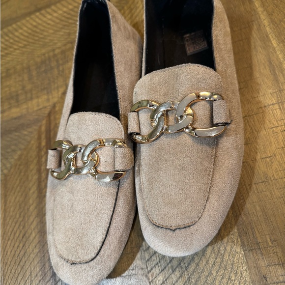 SHEIN Beige Loafers with Gold Chain Detail - Picture 2 of 6
